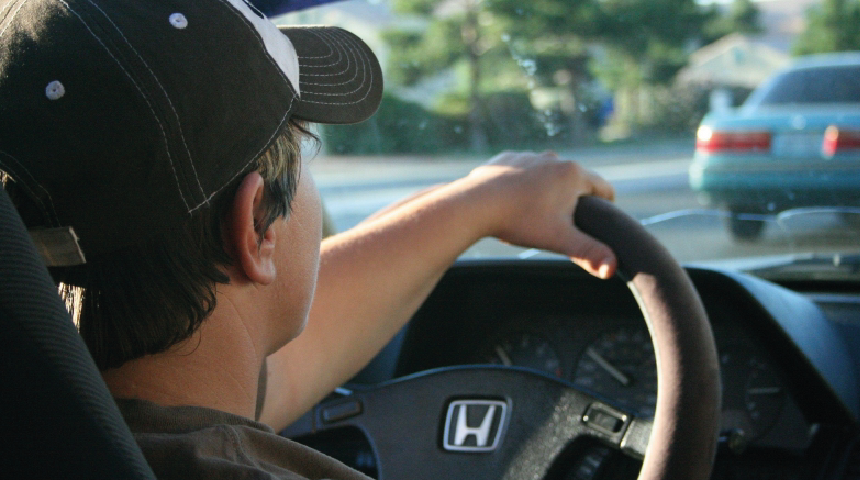 joven conduciendo