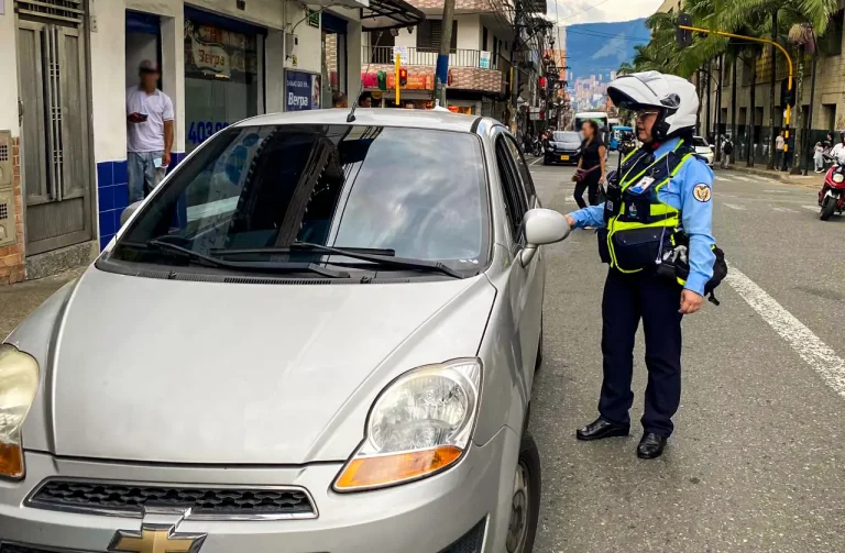 Agente de tránsito habla con el conductor de un carro